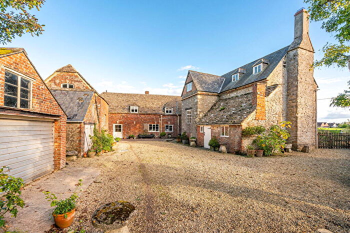5 Bedroom Detached House For Sale In South Pavenhill Farm, Purton, SN5