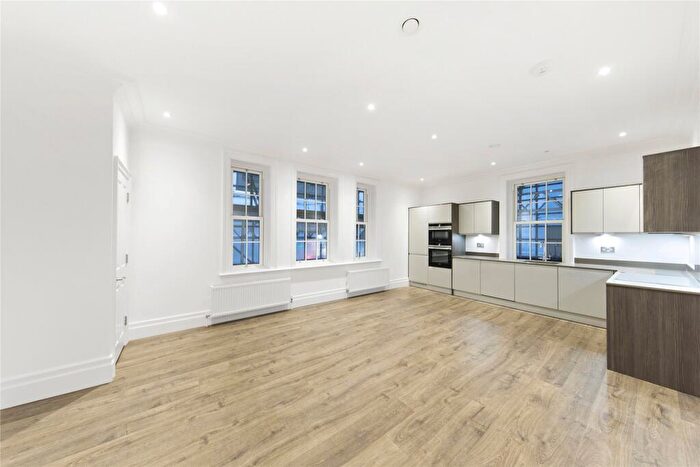 2 Bedroom Flat To Rent In High Street, Weybridge, KT13