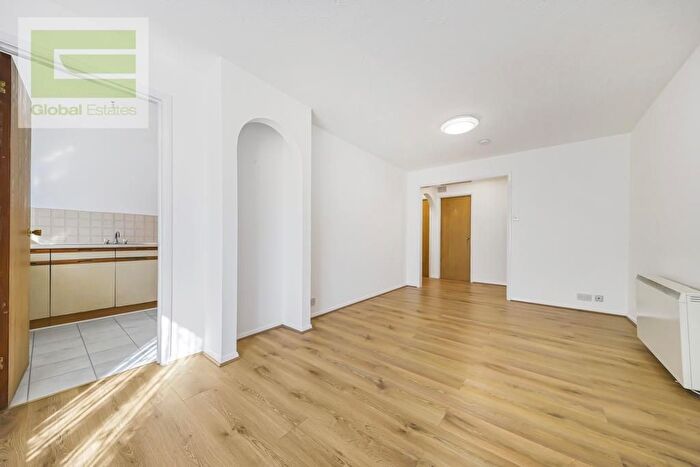 2 Bedroom Flat To Rent In Church Lane, Tooting, SW17