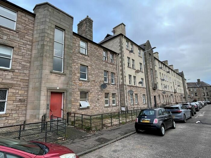 3 Bedroom Flat To Rent In / Piershill Square East, Edinburgh, EH8