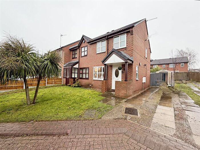 2 Bedroom Town House For Sale In Pinders Green Fold, Methley, Leeds, LS26