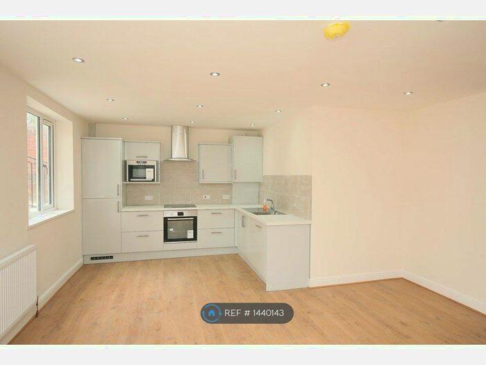 2 Bedroom Flat To Rent In Lidgett Lane, Leeds, LS17