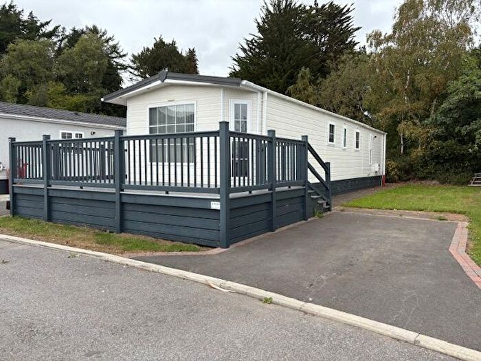 2 Bedroom Mobile/park Home For Sale In Lady Ediths Drive, Scarborough, YO12