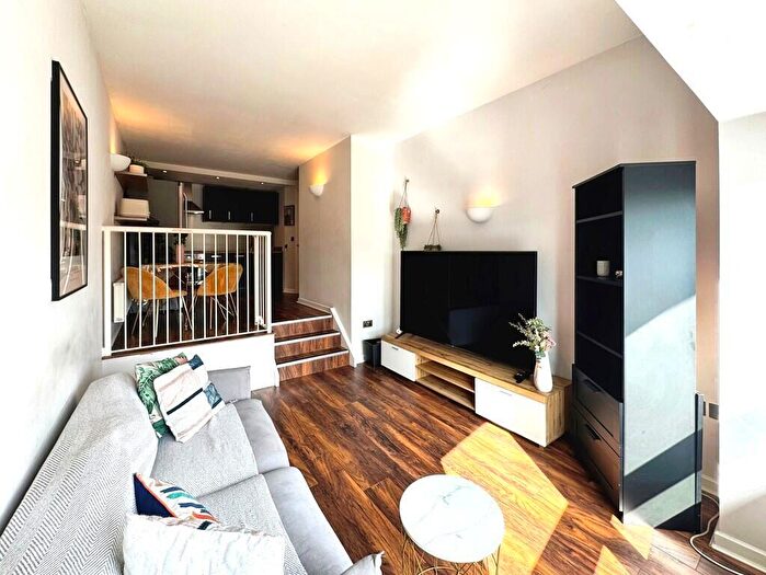 2 Bedroom Apartment For Sale In Riverside Way, Leeds, West Yorkshire, LS1