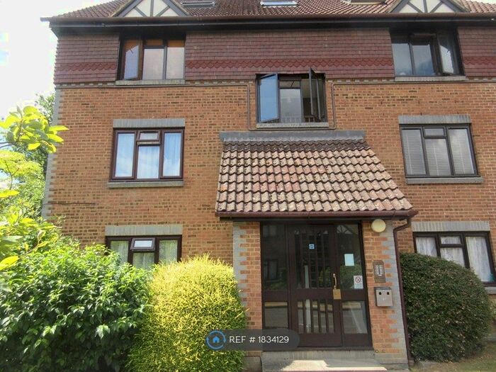 1 Bedroom Flat To Rent In Dorchester Court, Woking, GU22