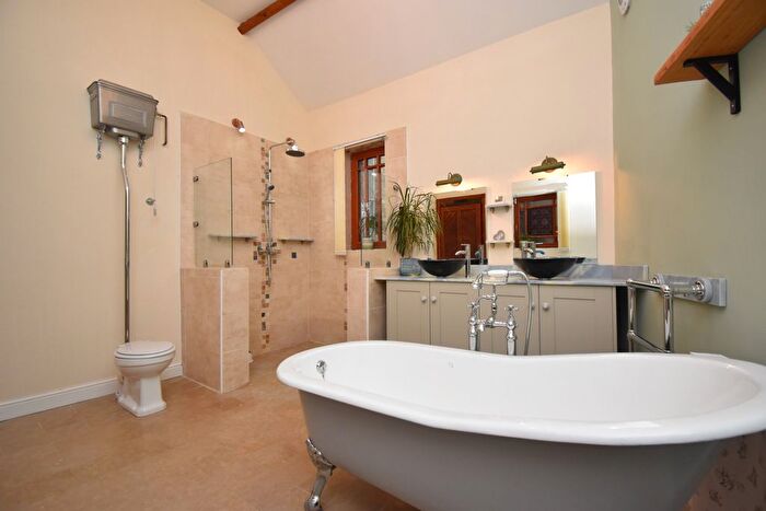 4 Bedroom Barn Conversion For Sale In New Road, Chatteris, PE16