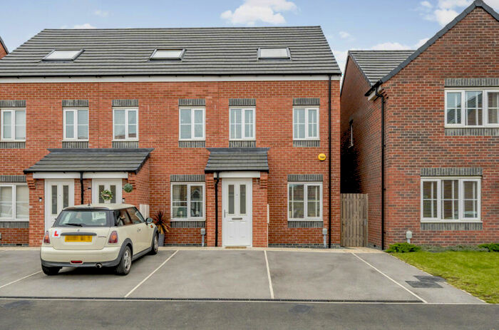 3 Bedroom End Of Terrace House For Sale In Harbottle Way, Kingswood, Hull, HU7