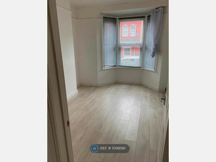 2 Bedroom Maisonette To Rent In Curtis Street, Swindon, SN1