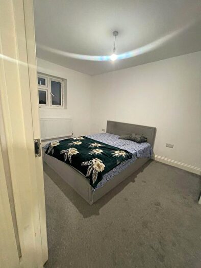 5 Bedroom Semi-Detached House To Rent In Cherry Walk, Rainham, RM13
