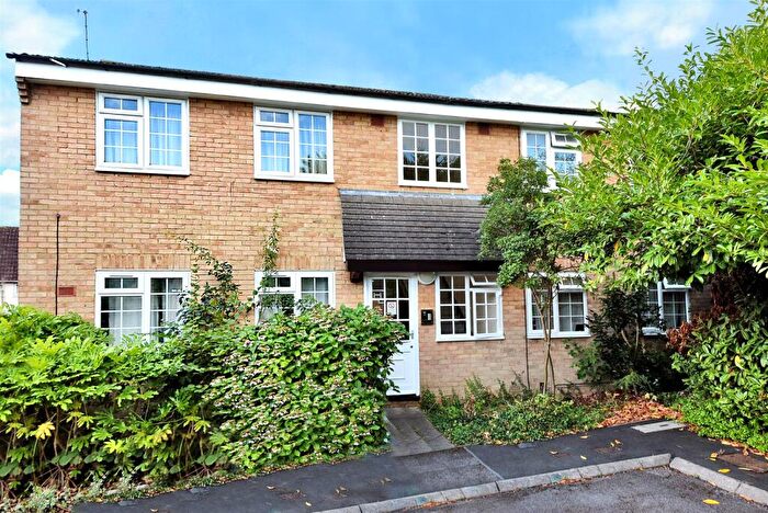 1 Bedroom Flat For Sale In Minstrel Gardens, Surbiton, KT5