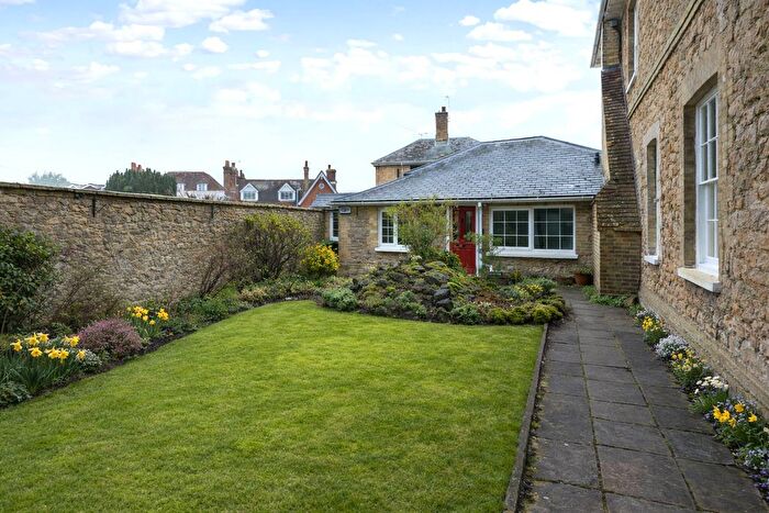 2 Bedroom Flat For Sale In Holly Bush Lane, Sevenoaks, Kent, TN13