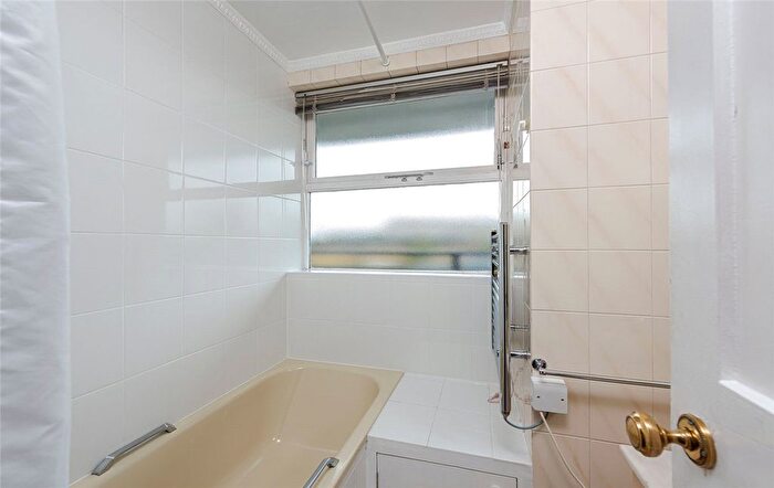 2 Bedroom Flat To Rent In Churchill Gardens, London, Uk, SW1V