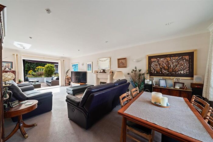 6 Bedroom Detached House For Sale In Shenfield Close, Coulsdon, CR5