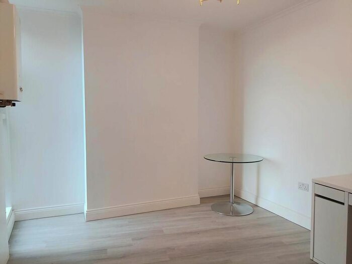 3 Bedroom Flat To Rent In Ballards Lane, London N3