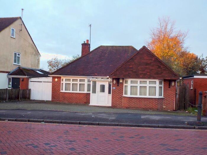 3 Bedroom Bungalow To Rent In Northumberland Avenue, Reading, RG2
