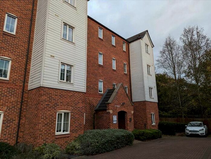 2 Bedroom Flat To Rent In Bridgeside Close, Brownhills, Walsall, WS8