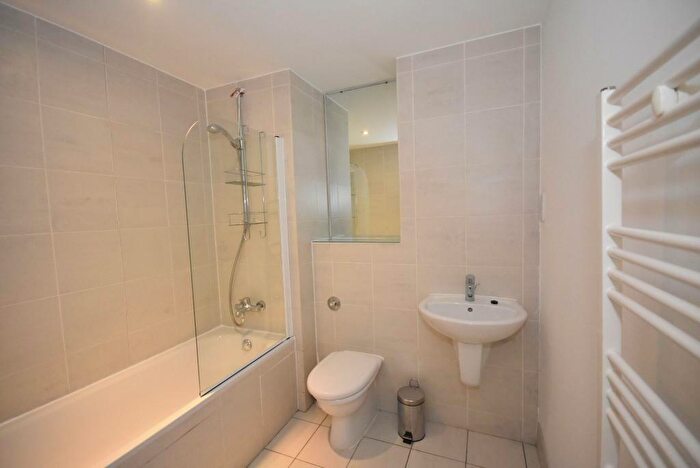 2 Bedroom Apartment To Rent In The Quadrangle, Manchester, M1