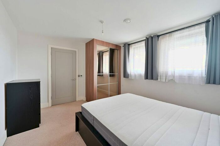 1 Bedroom Flat To Rent In Palmerston Road, South Wimbledon, London, SW19