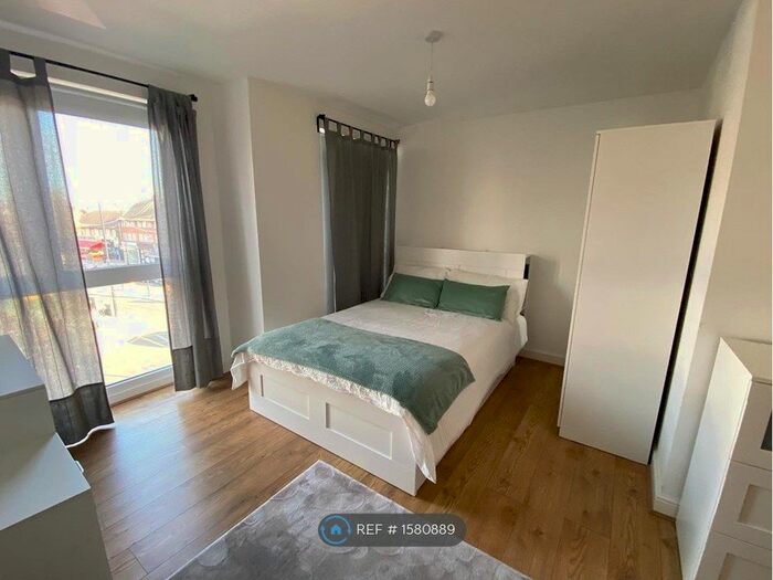 2 Bedroom Flat To Rent In Red Lion Court, Greenford, UB6