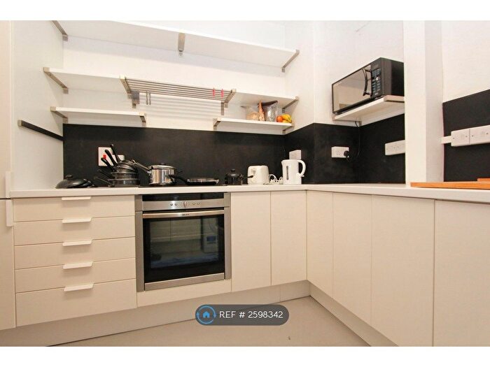 3 Bedroom Flat To Rent In Chancellor House, London, E1W