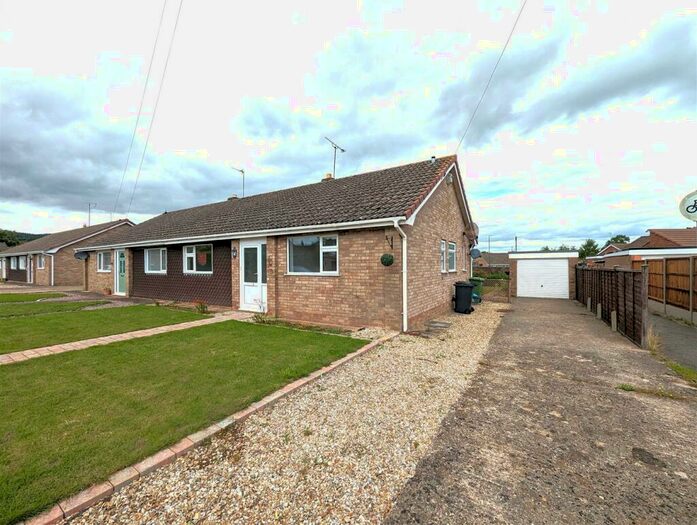 3 Bedroom Semi-Detached Bungalow For Sale In Newton Close, Huntley, GL19