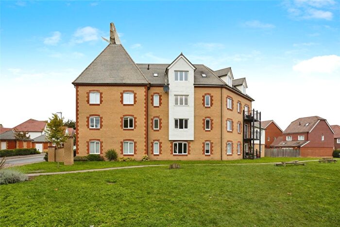 2 Bedroom Flat For Sale In Oakshott Close, Tonbridge, Kent, TN11