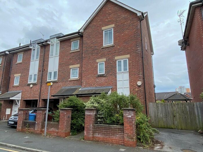 4 Bedroom End Of Terrace House To Rent In Yew Street, Manchester, M15