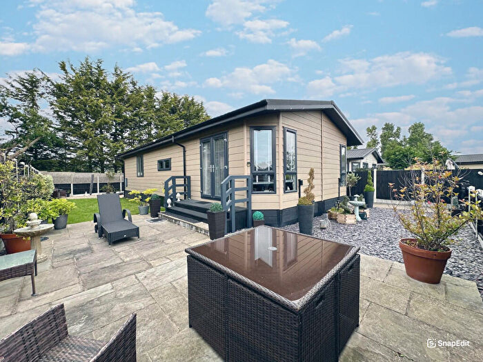 2 Bedroom Mobile Home For Sale In The Elms, Lippitts Hill, IG10