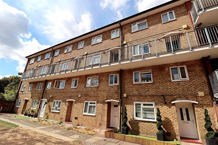 2 Bedroom Flat To Rent In Barrowfield Close, Edmonton, London, N9