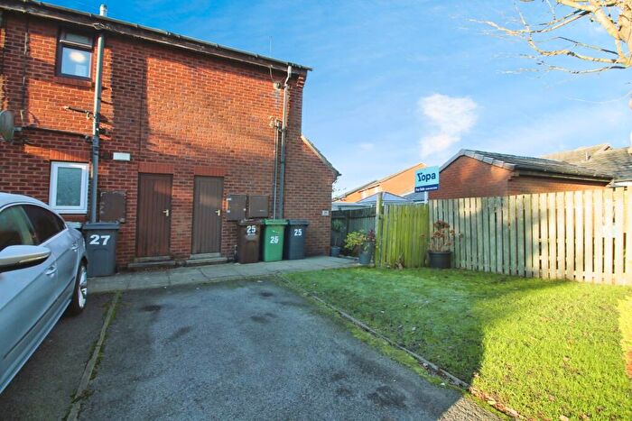 2 Bedroom Flat For Sale In Heron Grove, Leeds, LS17
