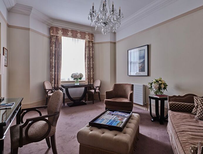 2 Bedroom Flat To Rent In Sloane Gardens, London, SW1W