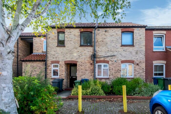 2 Bedroom Apartment To Rent In Hadleigh Court, CB5