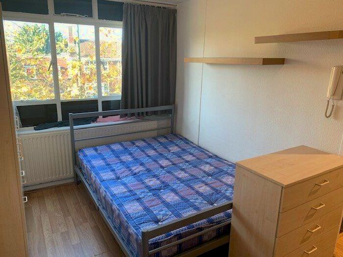 Studio To Rent In High Road, London, N20