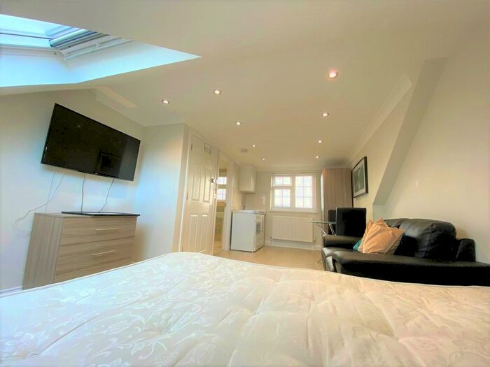 1 Bedroom Studio To Rent In Clifford Avenue, Ilford, IG5