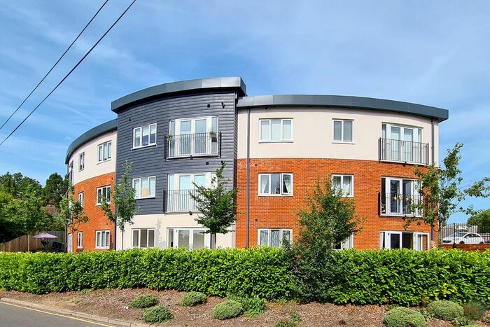 2 Bedroom Flat To Rent In Robins Gate, Bracknell, Berkshire, RG12