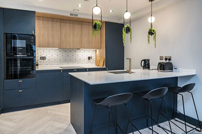 2 Bedroom Flat To Rent In Makers Yard, London, SW6