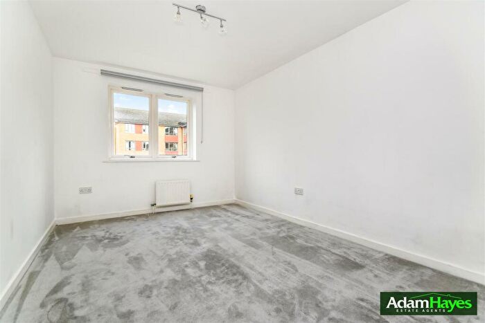 2 Bedroom Apartment To Rent In Holden Road, Woodside Park, N12
