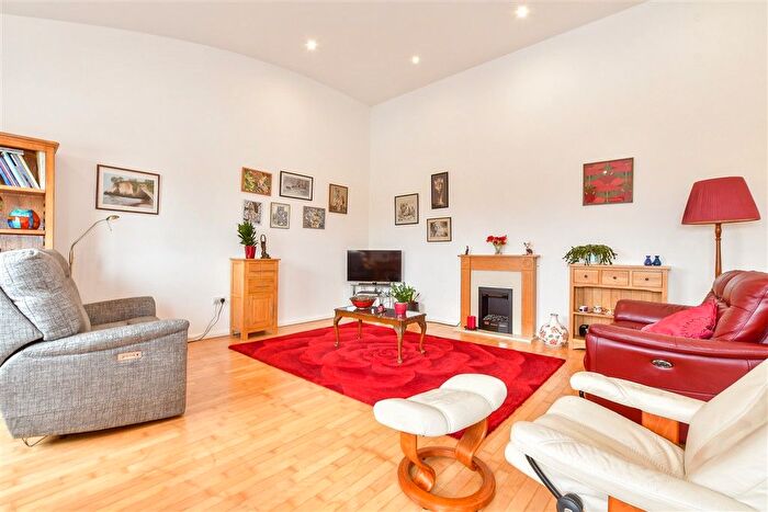 2 Bedroom Flat For Sale In The Slade, Tonbridge, Kent, TN9