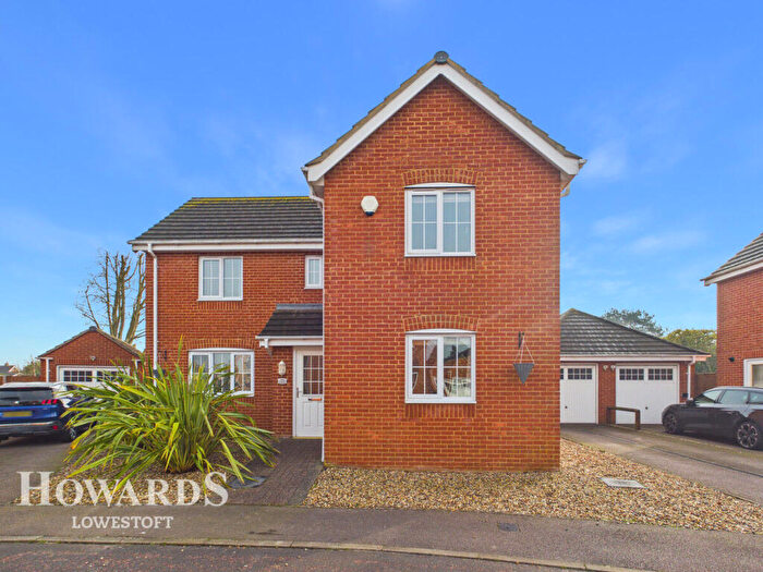 4 Bedroom Detached House For Sale In Pinebanks, Lowestoft, NR32