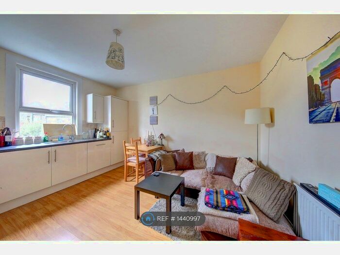 3 Bedroom Flat To Rent In Durnsford Road, London, SW19