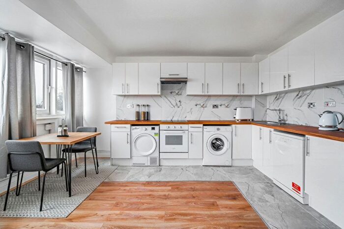 3 Bedroom Maisonette To Rent In Timsbury Walk, London, SW15