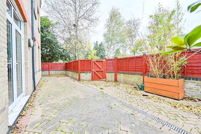 2 Bedroom Flat To Rent In Grange Park, Ealing, London, W5