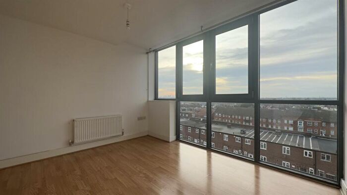 2 Bedroom Flat To Rent In Bramley Crescent, Gants Hill, IG2