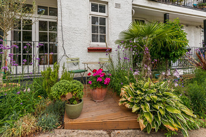 2 Bedroom Flat For Sale In Oakeshott Avenue, London, N6