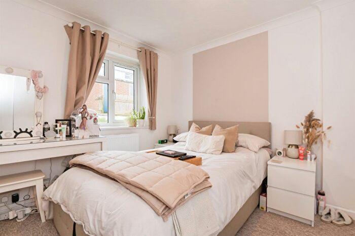 2 Bedroom Flat For Sale In Chawton Close, West End, Southampton, SO18