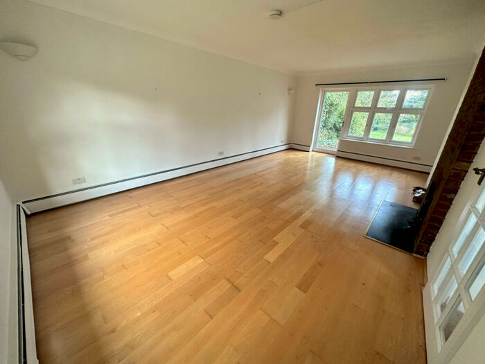 4 Bedroom Detached House To Rent In Green Lane, Slough, SL1