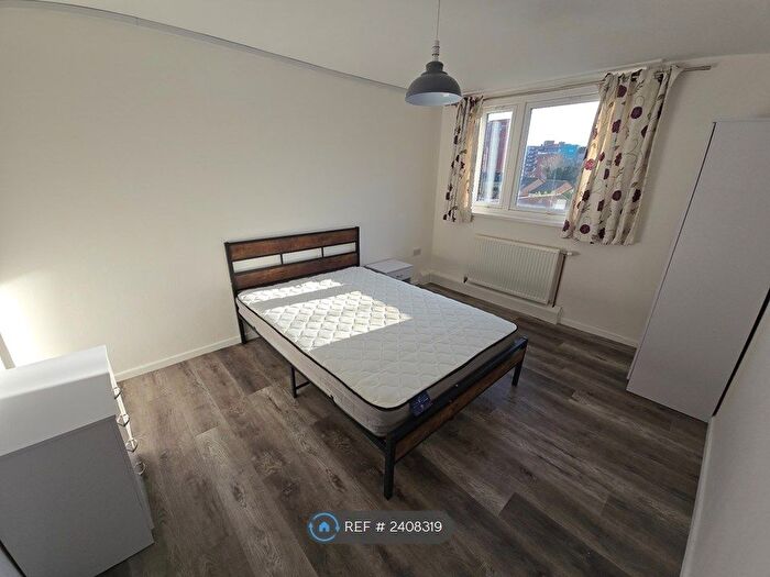 2 Bedroom Flat To Rent In Riverbank Tower, Salford, M3