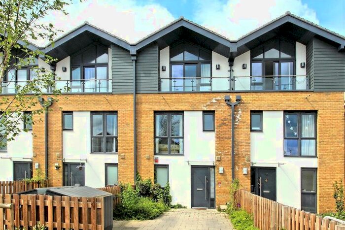 4 Bedroom Town House To Rent In Woking, GU22