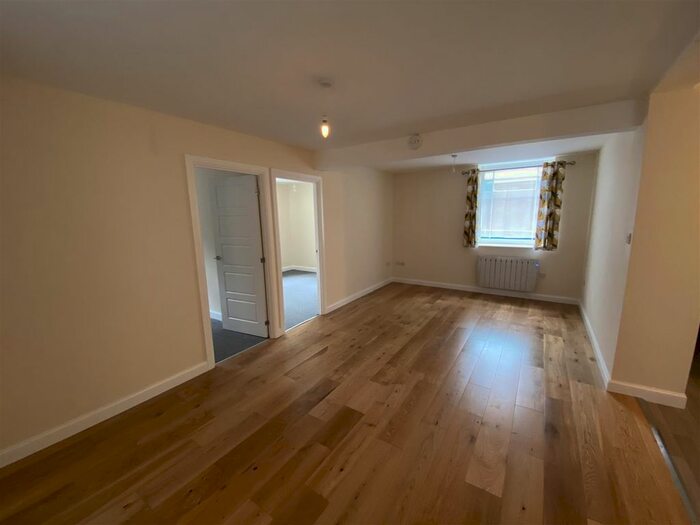 2 Bedroom Flat To Rent In New Cut, Cullompton, EX15