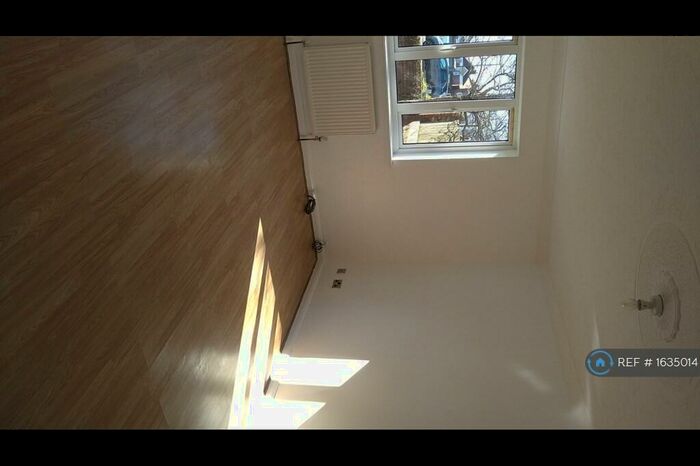2 Bedroom Flat To Rent In Cobbett Court, Southampton, SO18